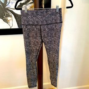 Lululemon size 8 yoga pants